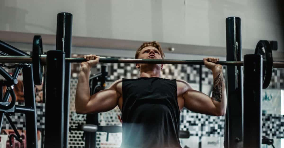 Man with good form working his shoulders at the gym